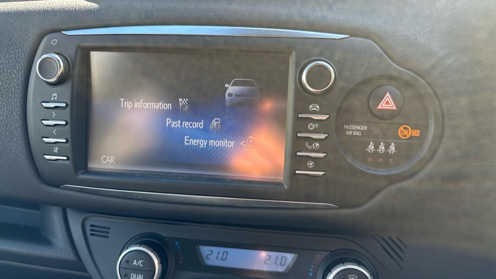 Toyota Yaris Dynamic White #9