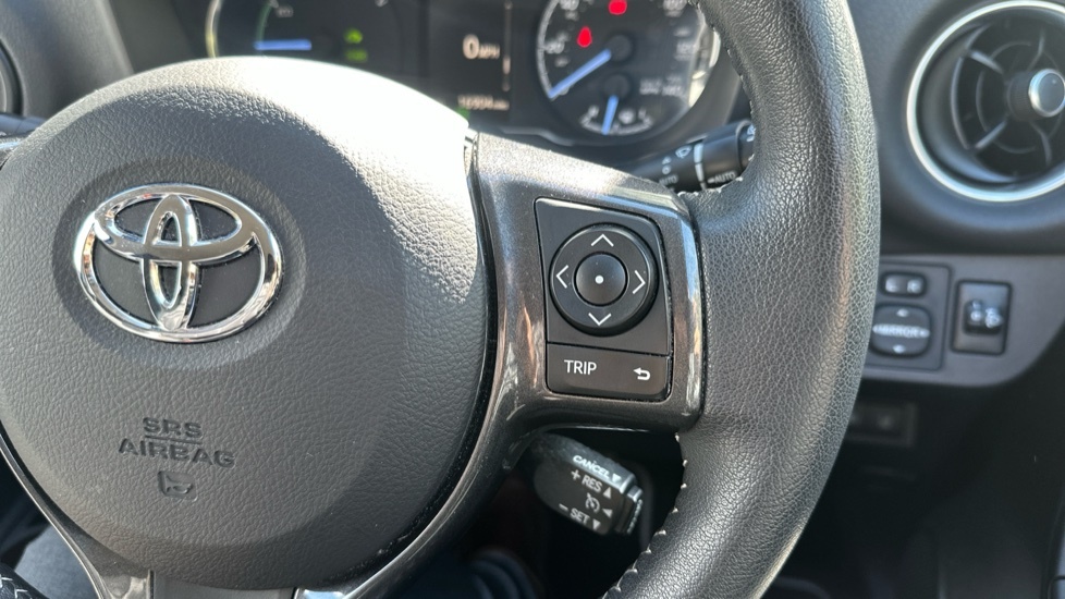 Toyota Yaris Dynamic White #30