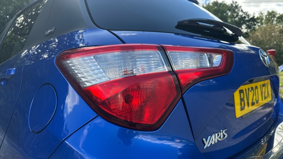 Toyota Yaris Dynamic White #21