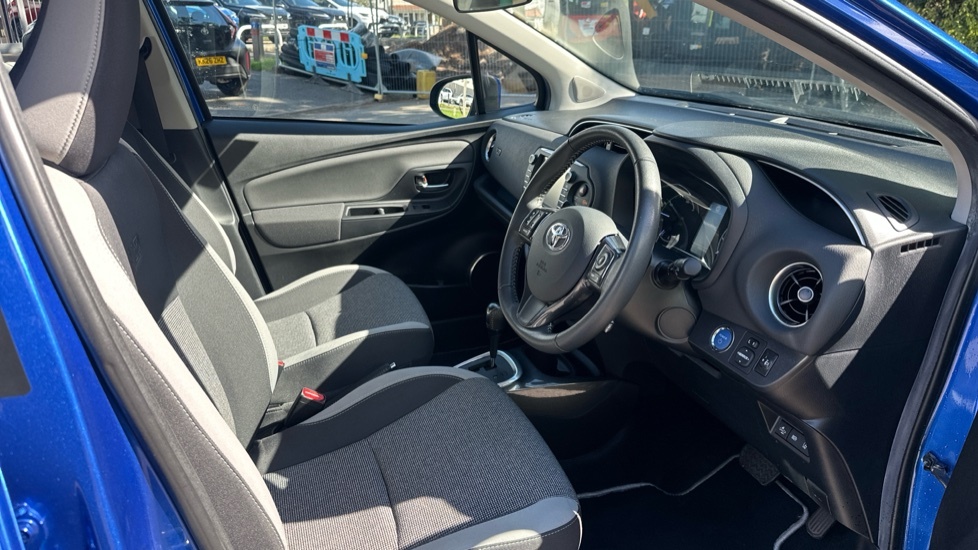 Toyota Yaris Dynamic White #12