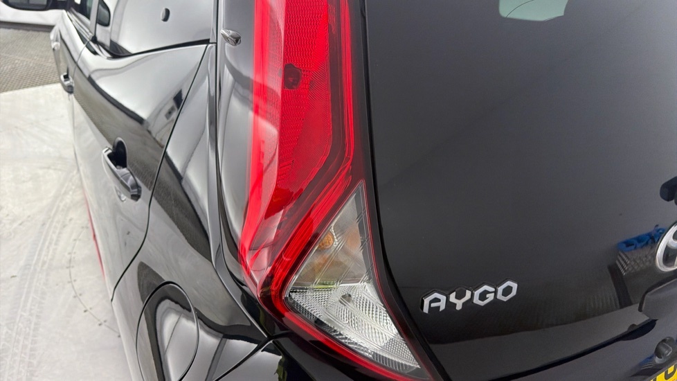 Toyota Aygo Hatchback White #21