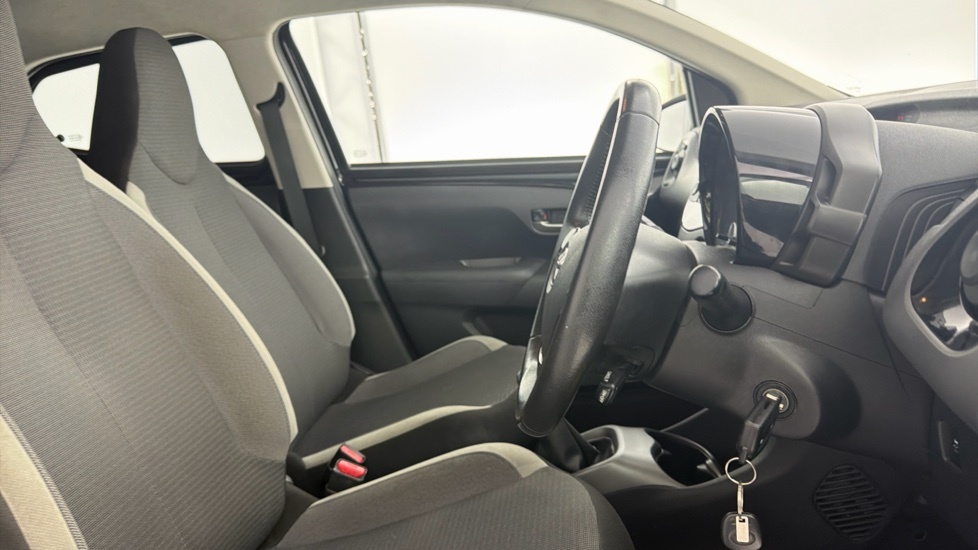 Toyota Aygo Hatchback White #12