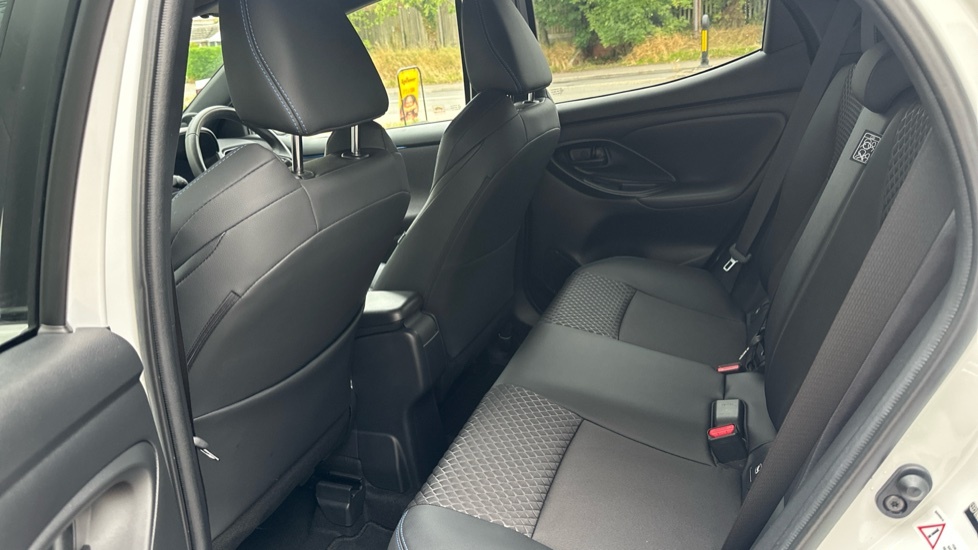 Toyota Yaris Hatchback Blue #15
