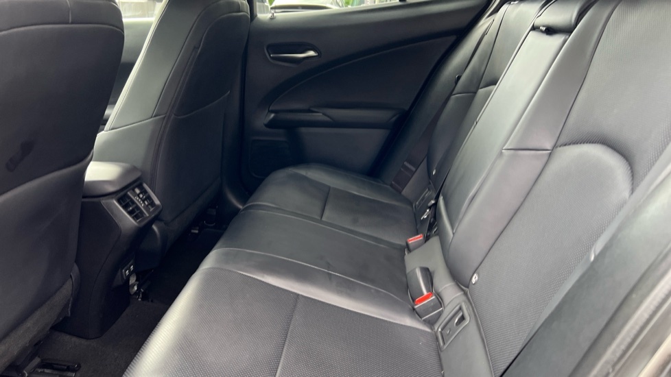 Lexus UX 250H Takumi 108 Silver #16