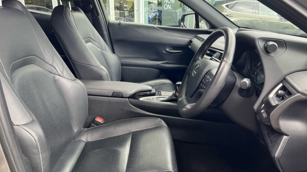 Lexus UX 250H Takumi 108 Silver #13