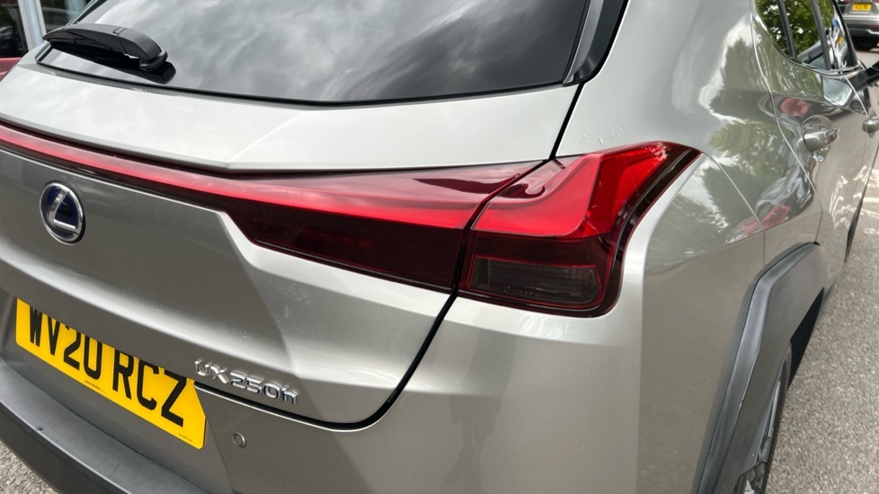 Lexus UX 250H Takumi 108 Silver #22
