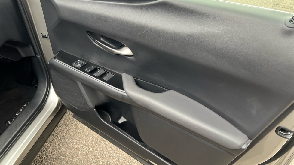Lexus UX 250H Takumi 108 Silver #36