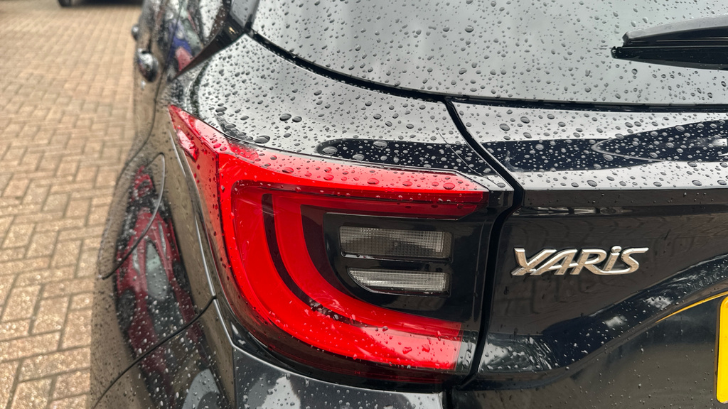 Toyota Yaris Design Black #20