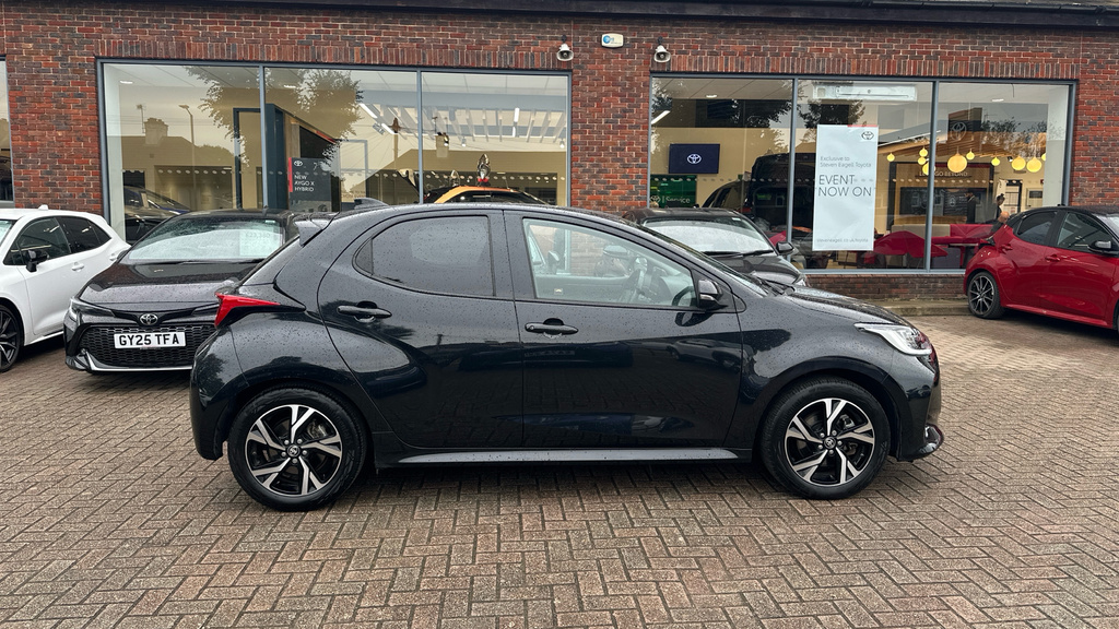 Toyota Yaris Design Black #21