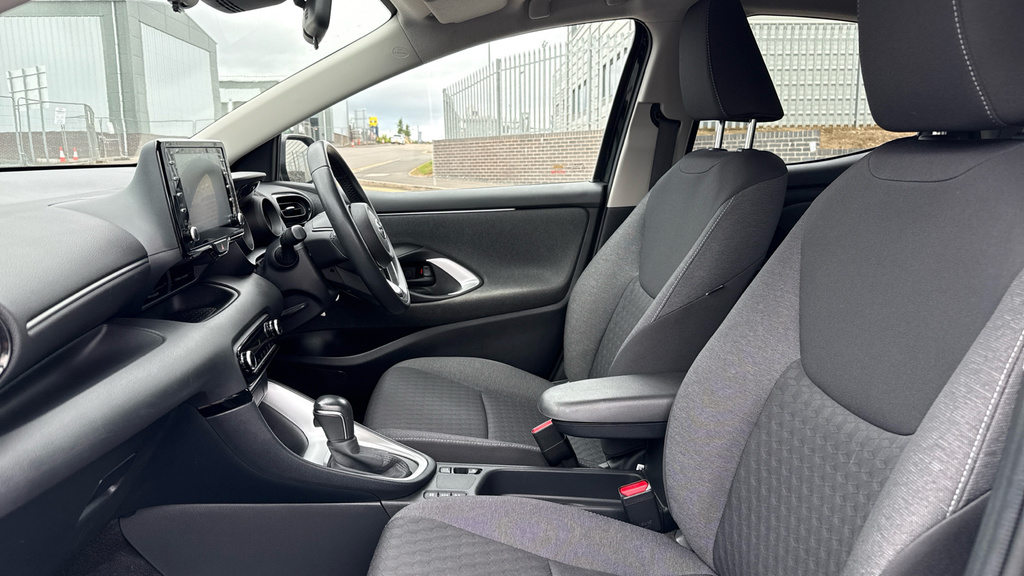 Toyota Yaris 1.5 Vvt-h Design E-cvt Euro 6 Ss Black #5