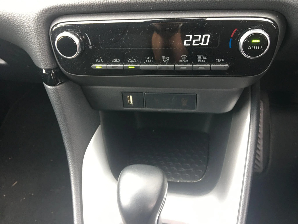 Toyota Yaris Excel White #32
