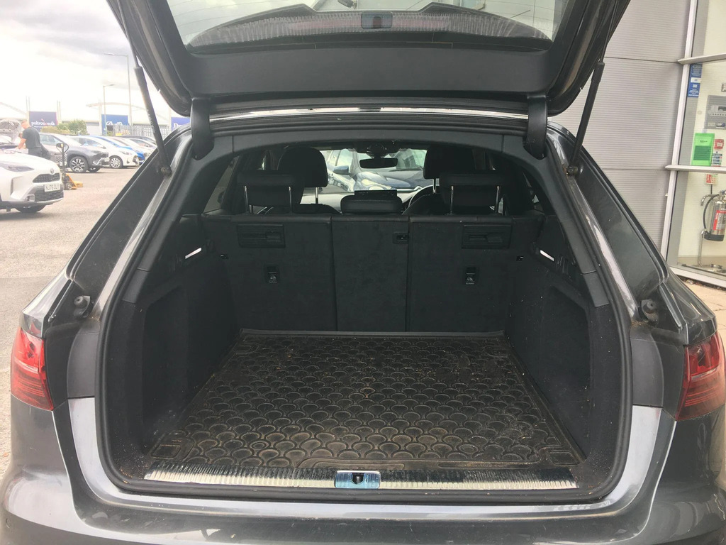 Audi A4 Avant Black Edition White #10