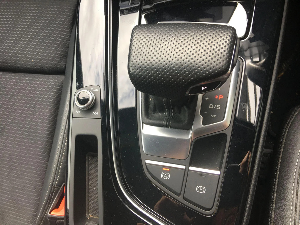 Audi A4 Avant Black Edition White #32