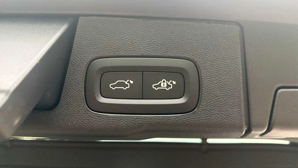 Volvo XC60 Plus Pro White #31