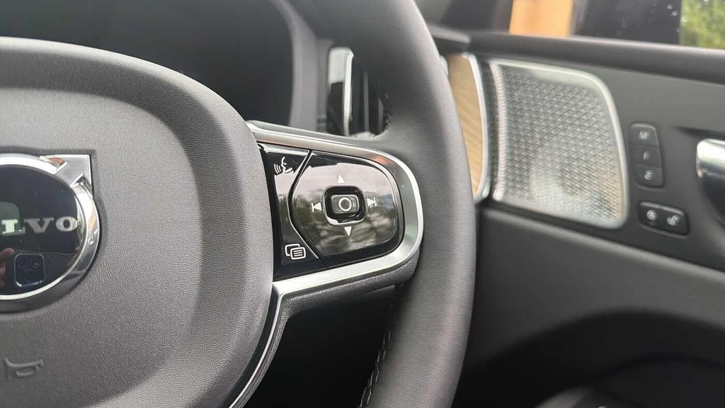 Volvo XC60 Plus Pro White #19