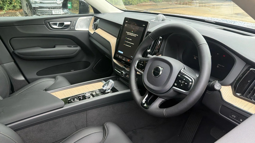 Volvo XC60 Plus Pro White #51