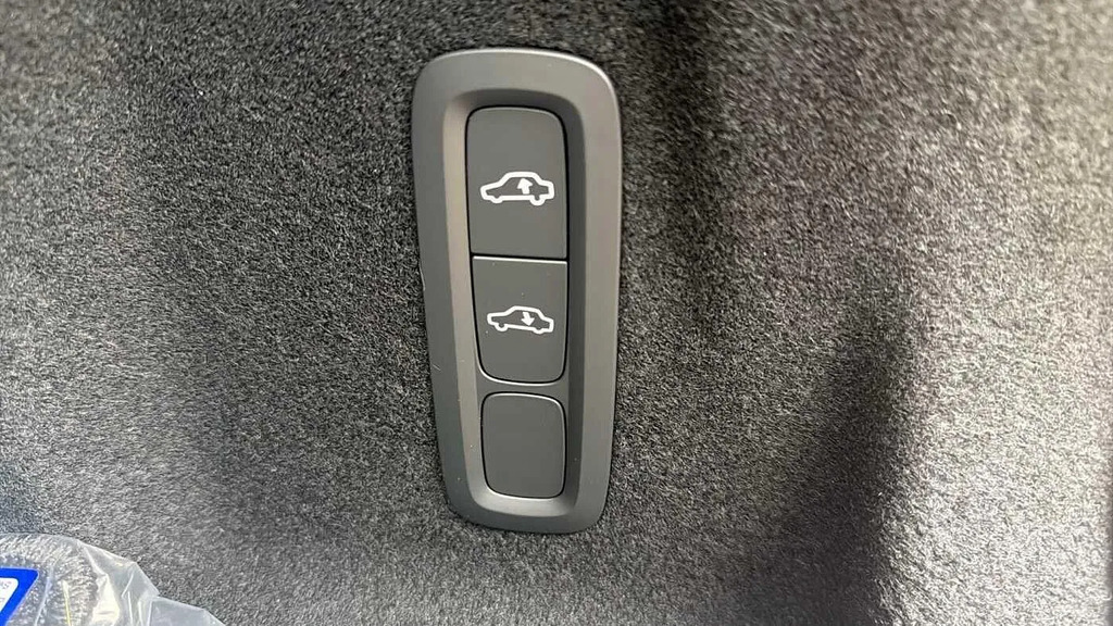Volvo XC60 Plus Pro White #32