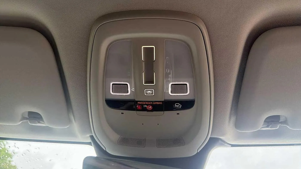 Volvo XC60 Plus Pro White #24