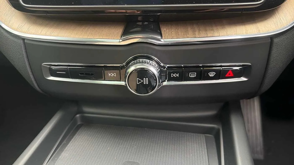 Volvo XC60 Plus Pro White #38