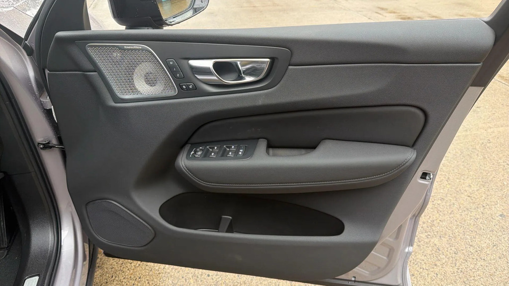 Volvo XC60 Plus Pro White #70