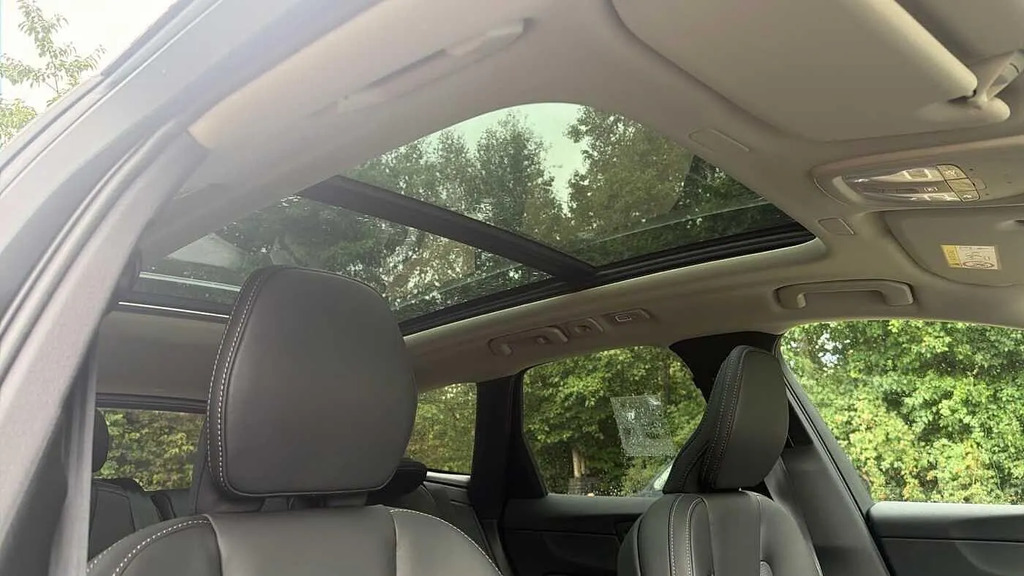 Volvo XC60 Plus Pro White #27