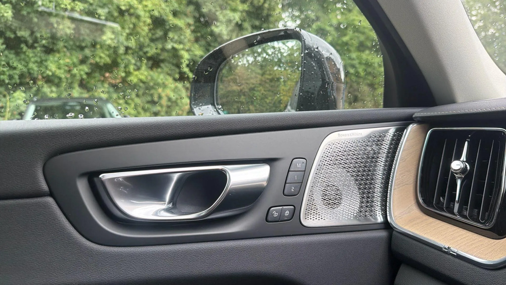 Volvo XC60 Plus Pro White #89