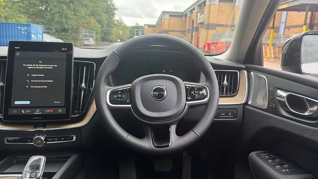 Volvo XC60 Plus Pro White #10