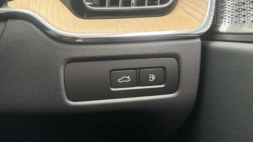 Volvo XC60 Plus Pro White #37