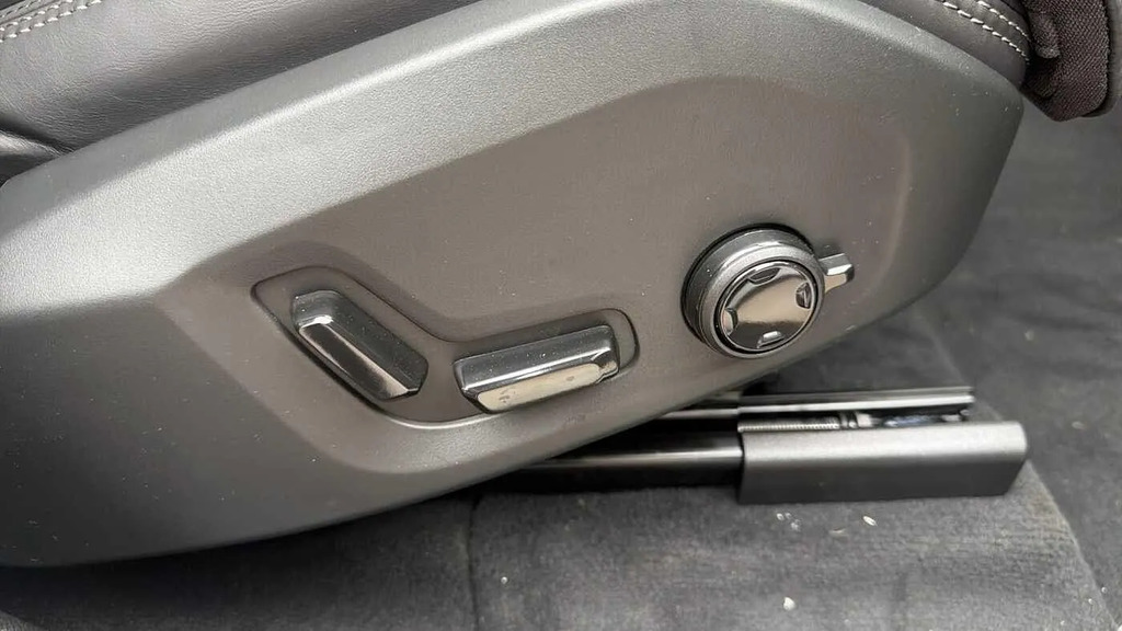 Volvo XC60 Plus Pro White #26