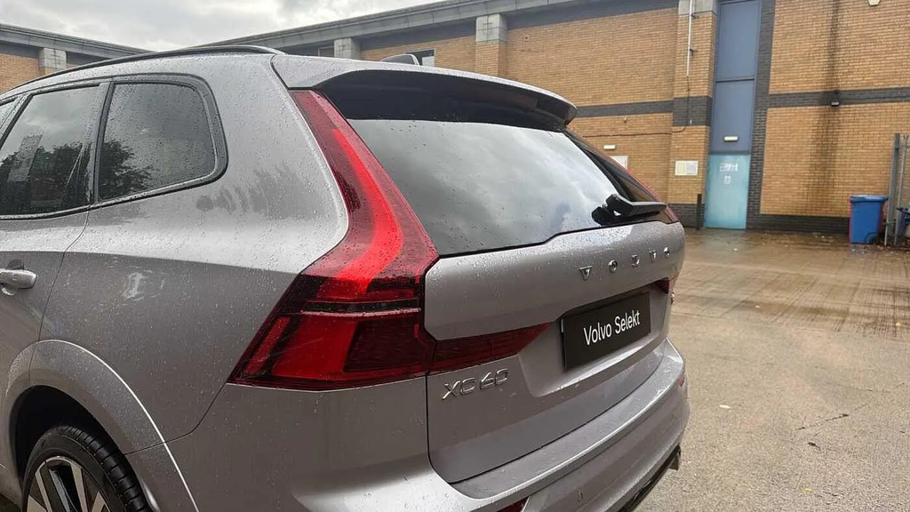 Volvo XC60 Plus Pro White #40