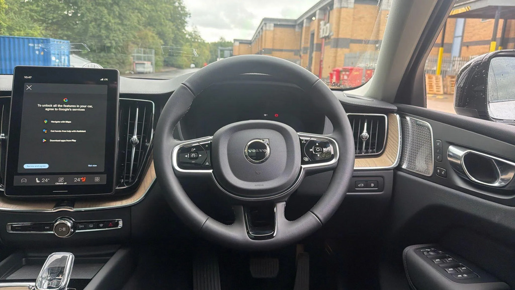 Volvo XC60 Plus Pro White #80