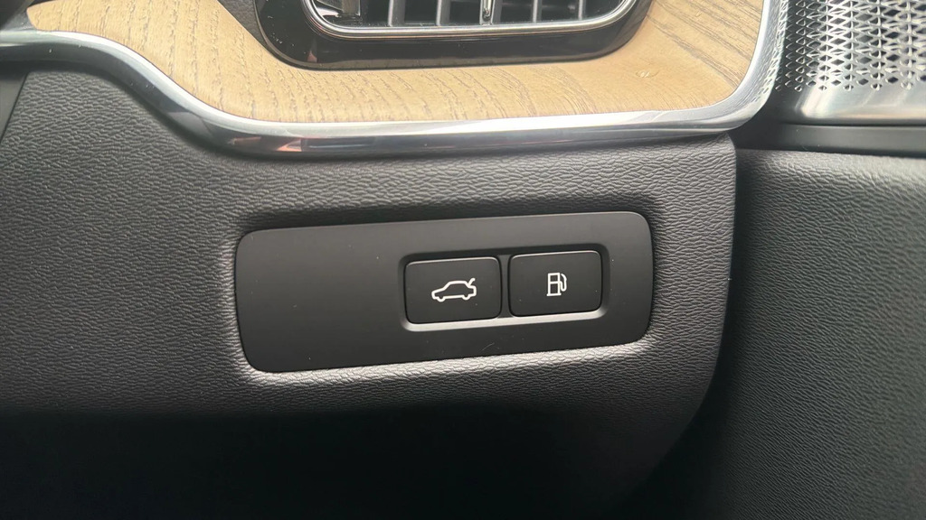 Volvo XC60 Plus Pro White #69