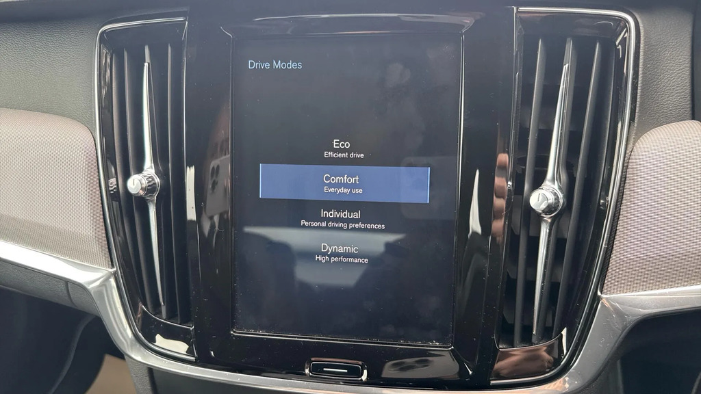 Volvo S90 Saloon White #28