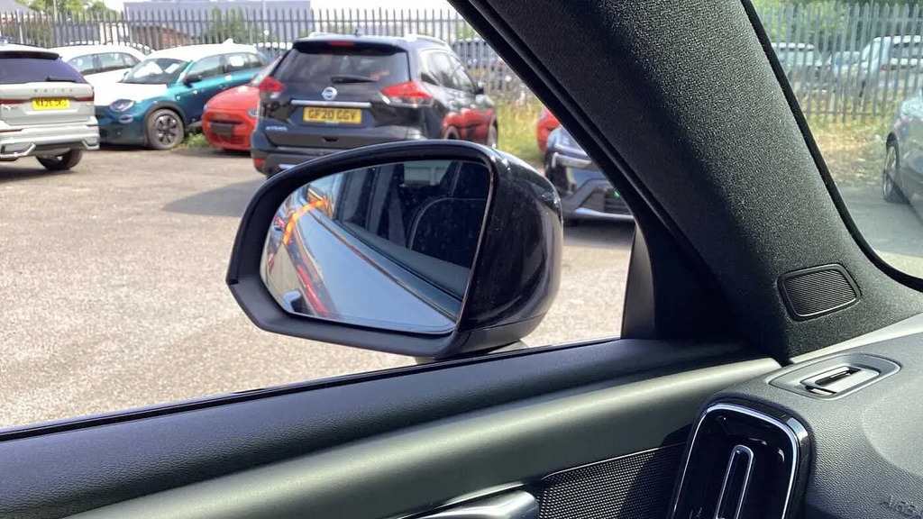 Volvo XC40 2.0 B3p Plus Dark Black #17