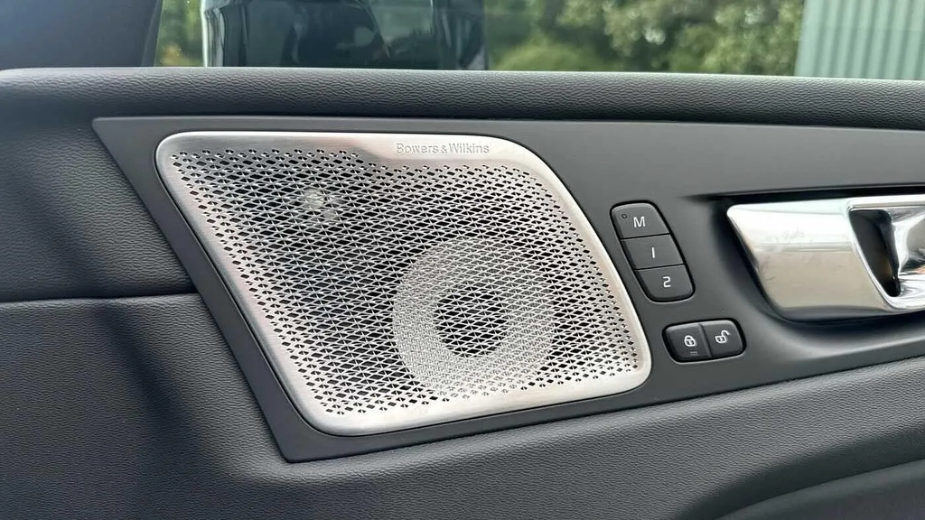 Volvo XC60 Ultra Black #23