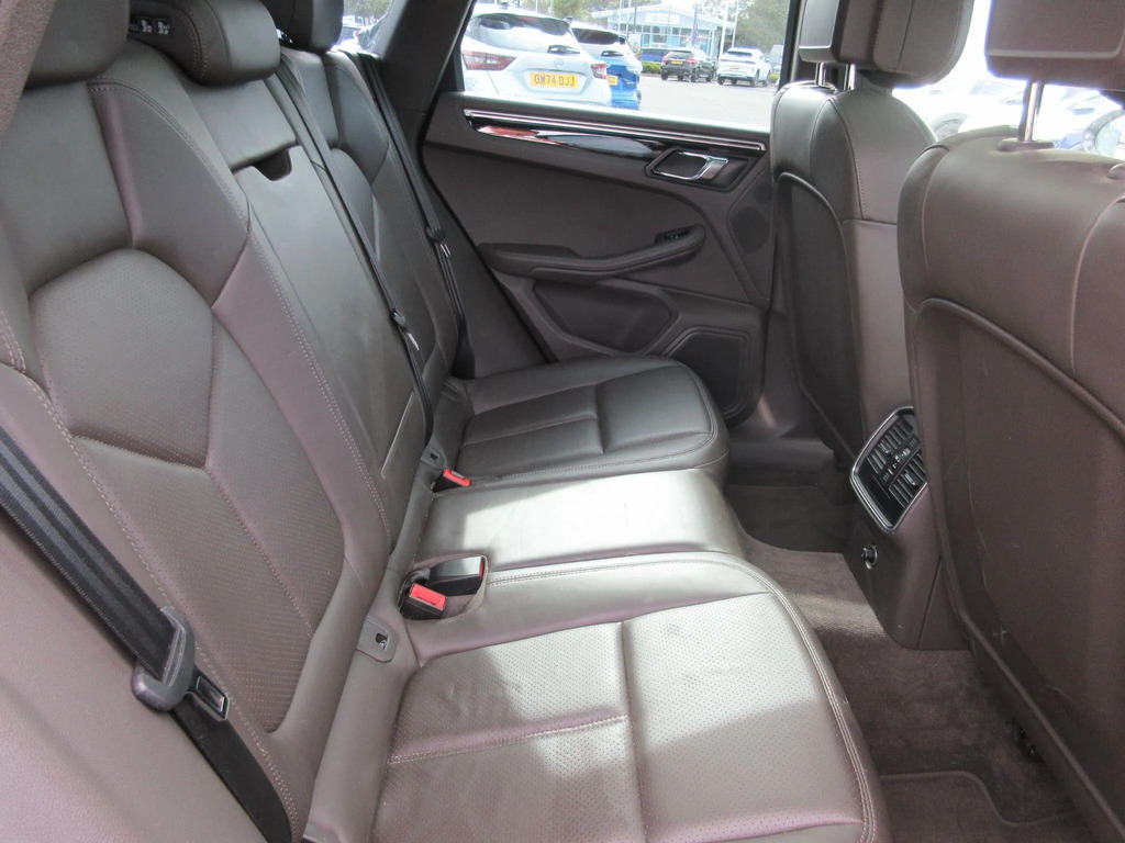 Porsche Macan Estate 3.0 Black #16