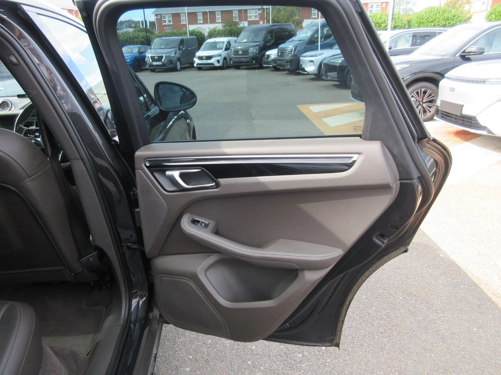 Porsche Macan Estate 3.0 Black #21