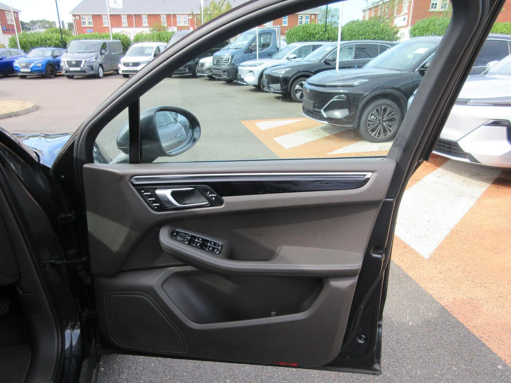 Porsche Macan Estate 3.0 Black #22