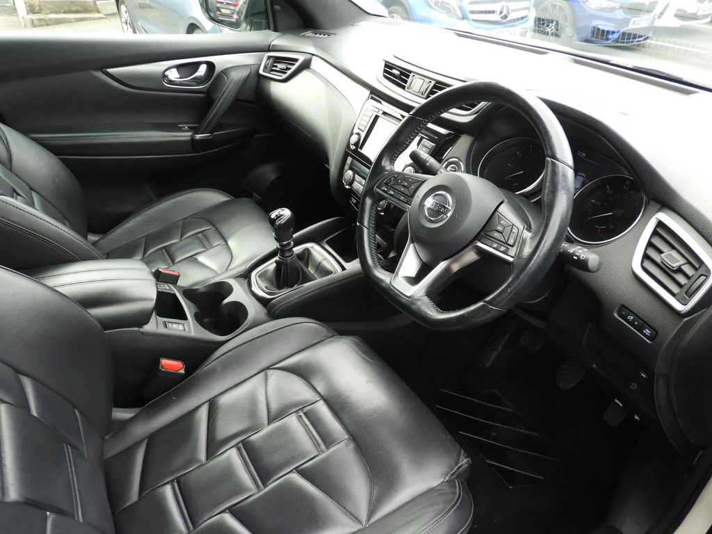 Nissan Qashqai Hatchback Dig Red #15
