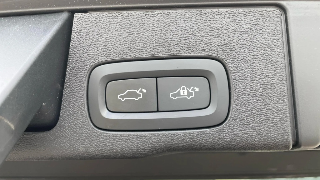 Volvo XC60 Momentum Black #31