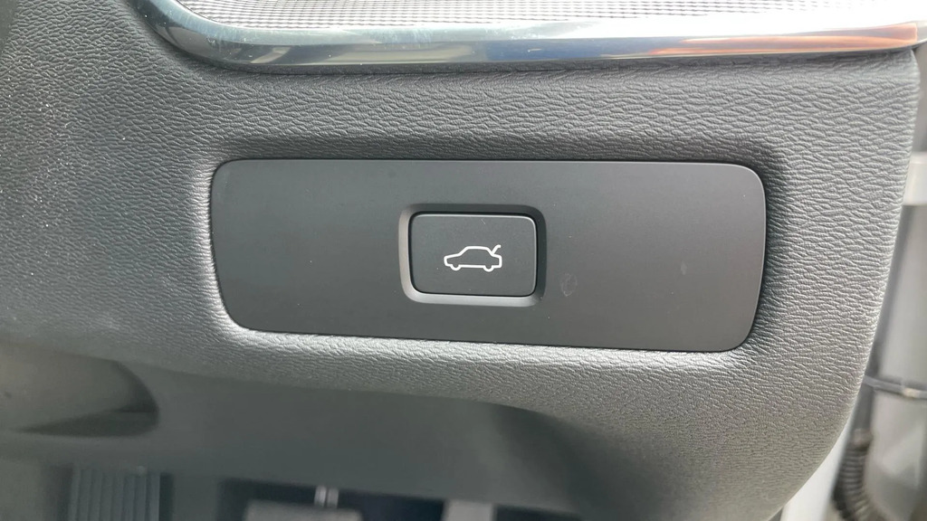Volvo XC60 Momentum Black #36