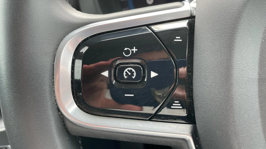 Volvo XC60 Momentum Black #19