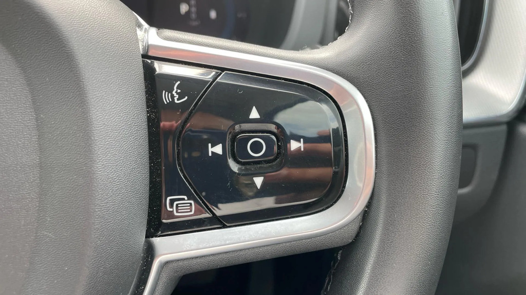 Volvo XC60 Momentum Black #20