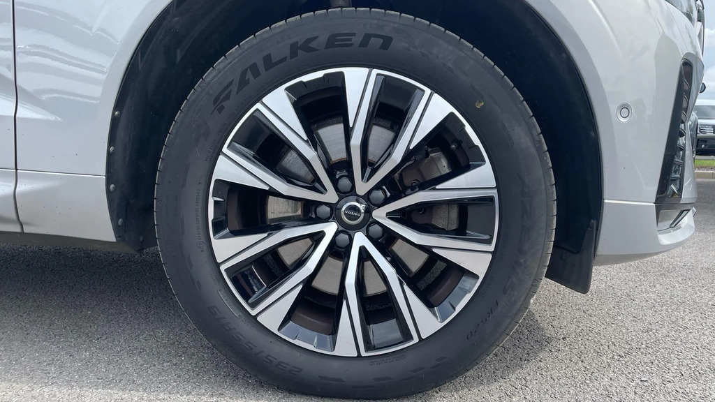 Volvo XC60 Momentum Black #9