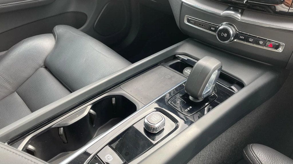 Volvo XC60 Momentum Black #24
