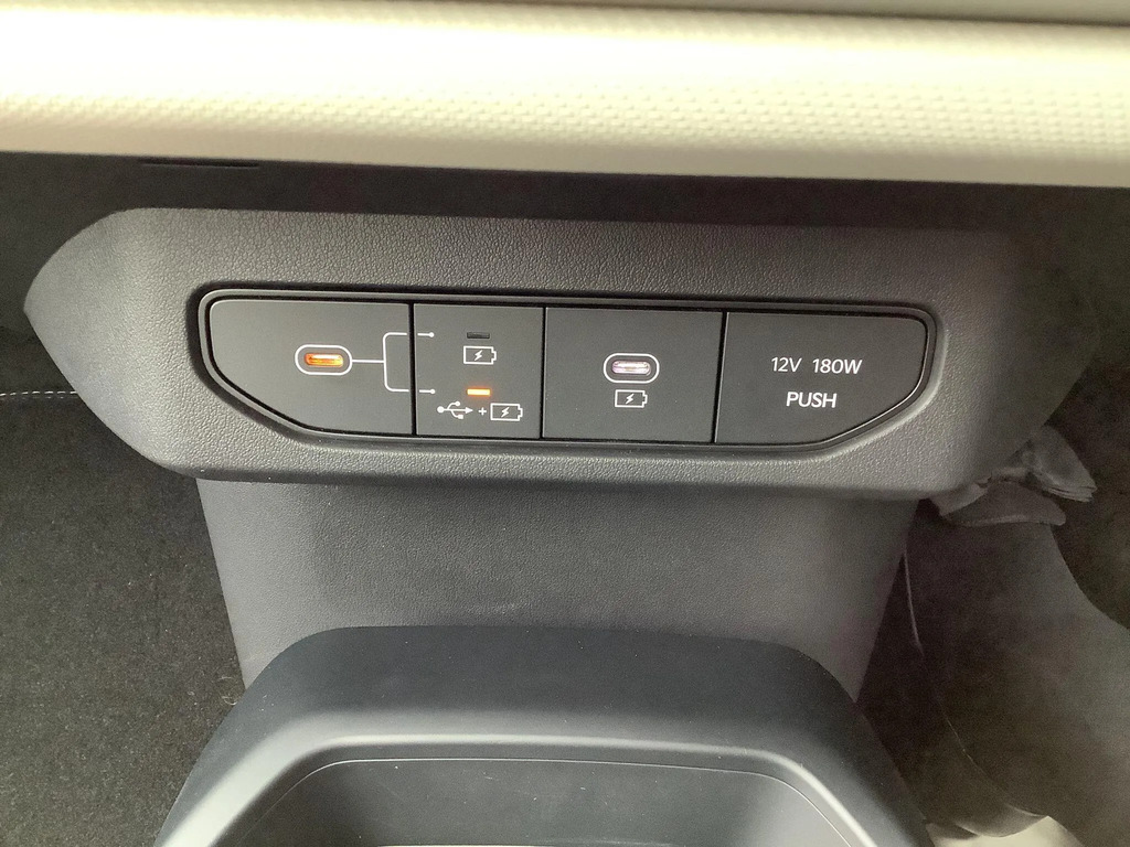 Kia EV4 81.4Kwh Air Hatchback 201 Bhp White #25