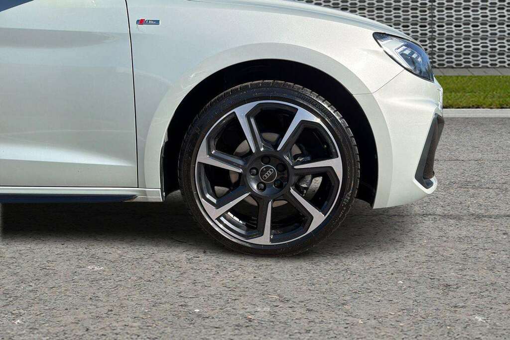 Audi A1 35 Tfsi Black Edition S Tronic 2024 OV74YFR Silver #5