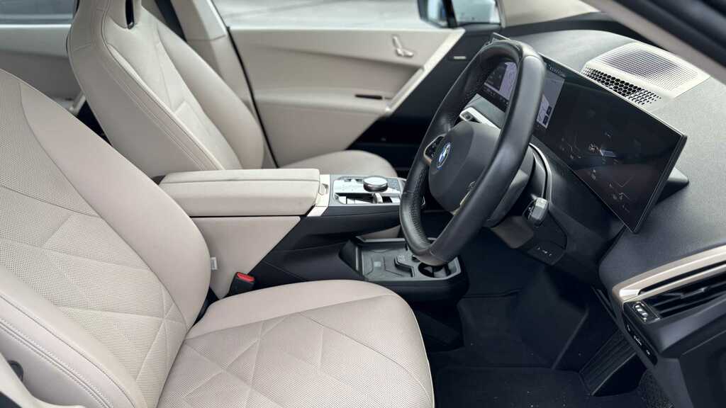 BMW iX 240Kw Xdrive40 Sport 76.6Kwh 2024 White #4