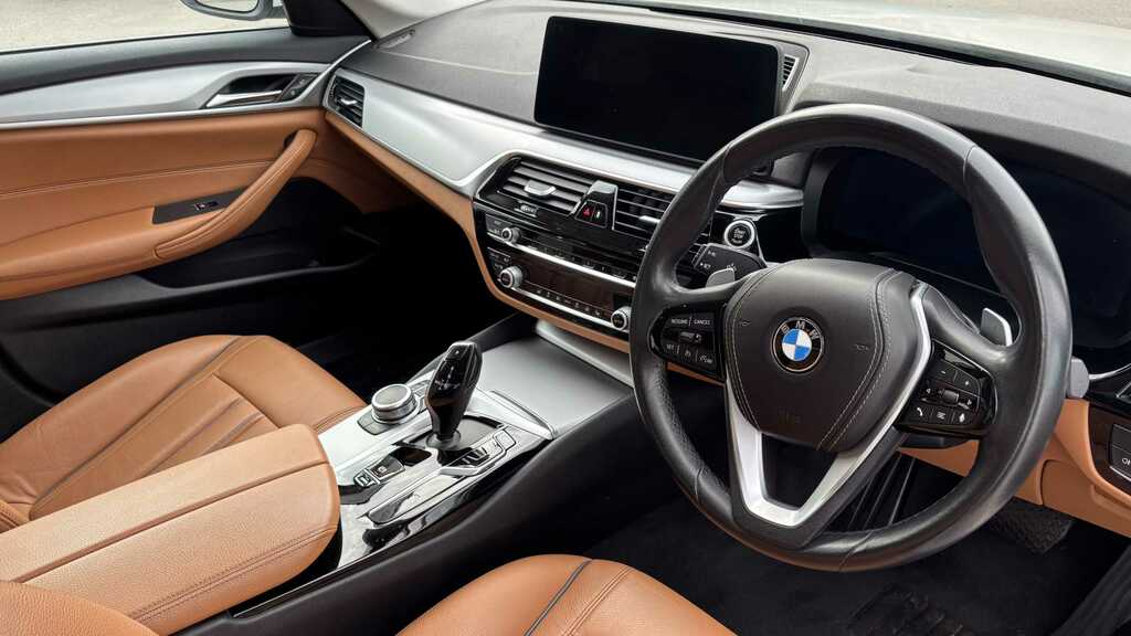 BMW 5 Series 520D Mht Se Step 2022 White #4