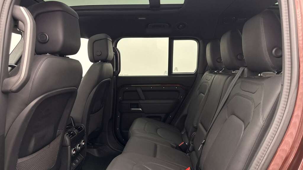 Land Rover Defender 130 3.0 D350 X-dynamic Hse 130 8 Seat 2025 Red #4